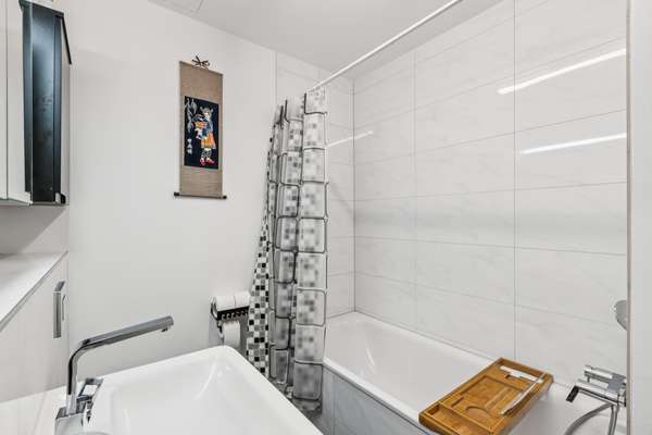 Bathroom with bathtub, flat in Berlin-Mitte