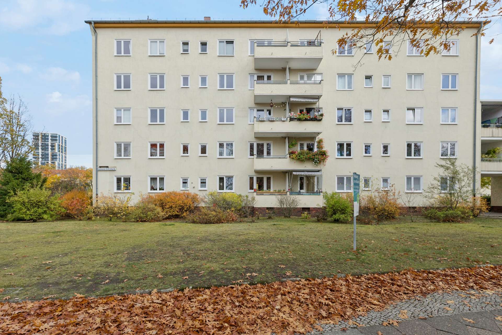 Hausansicht mit Grünfläche, Wohnung in Berlin-Tempelhof-Schöneberg