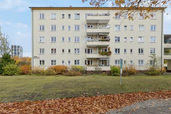 Hausansicht mit Grünfläche, Wohnung in Berlin-Tempelhof-Schöneberg