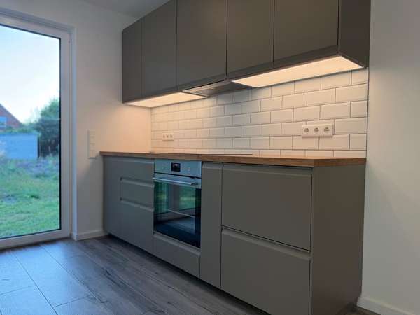 Küchenzeile mit Backofen und Kochfeld