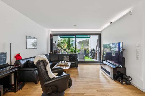 Wohnbereich mit Terrassentür, Wohnung in Berlin-Mitte