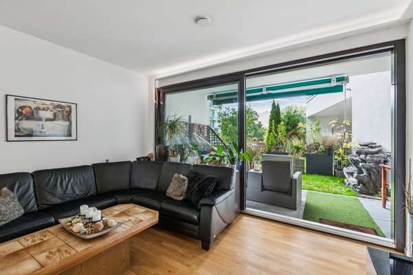 Wohnbereich mit Blick auf die Terrasse, Wohnung in Berlin-Mitte
