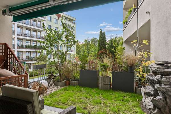 Terrasse mit Rasenfläche