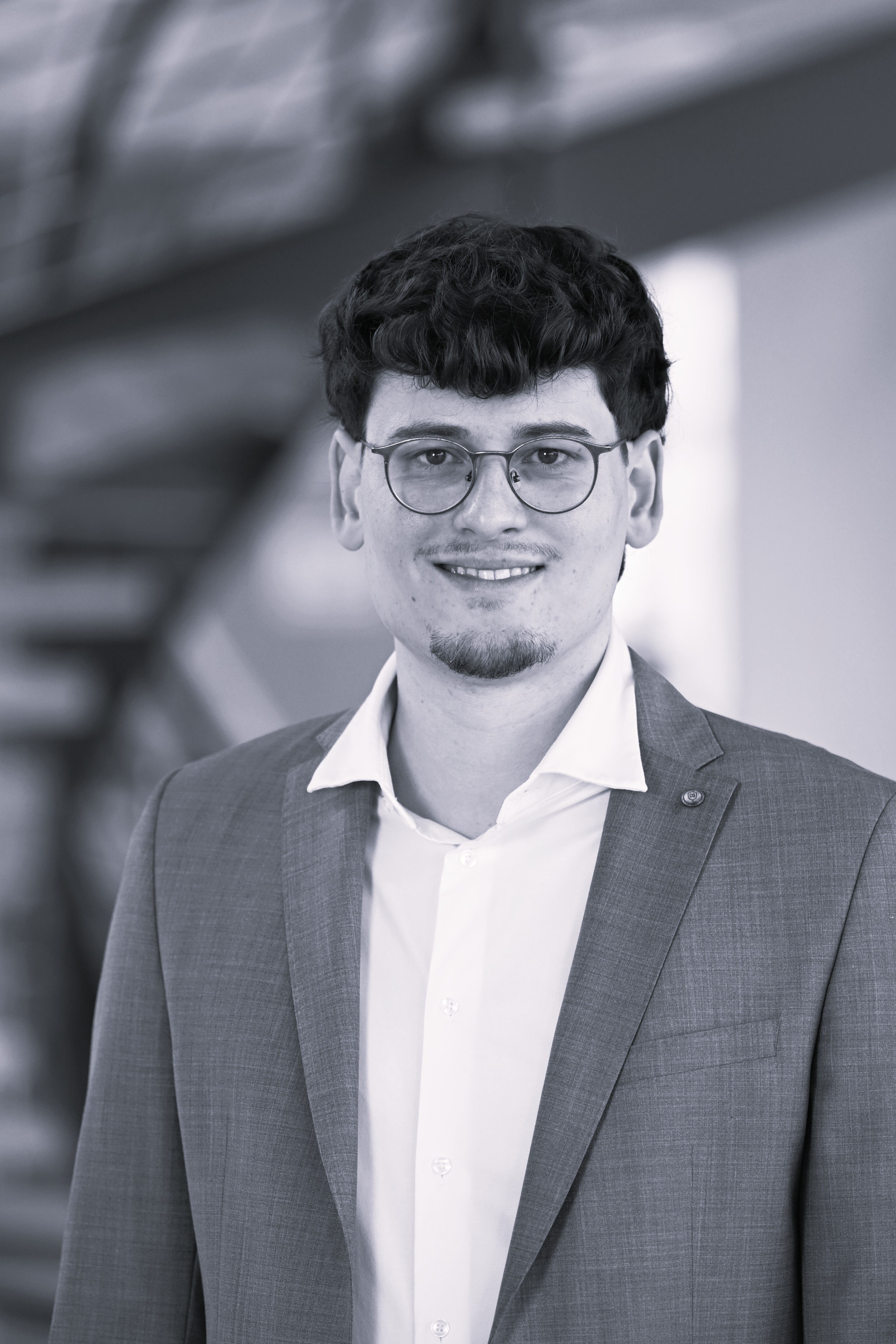 Herr Bender, Olivier 