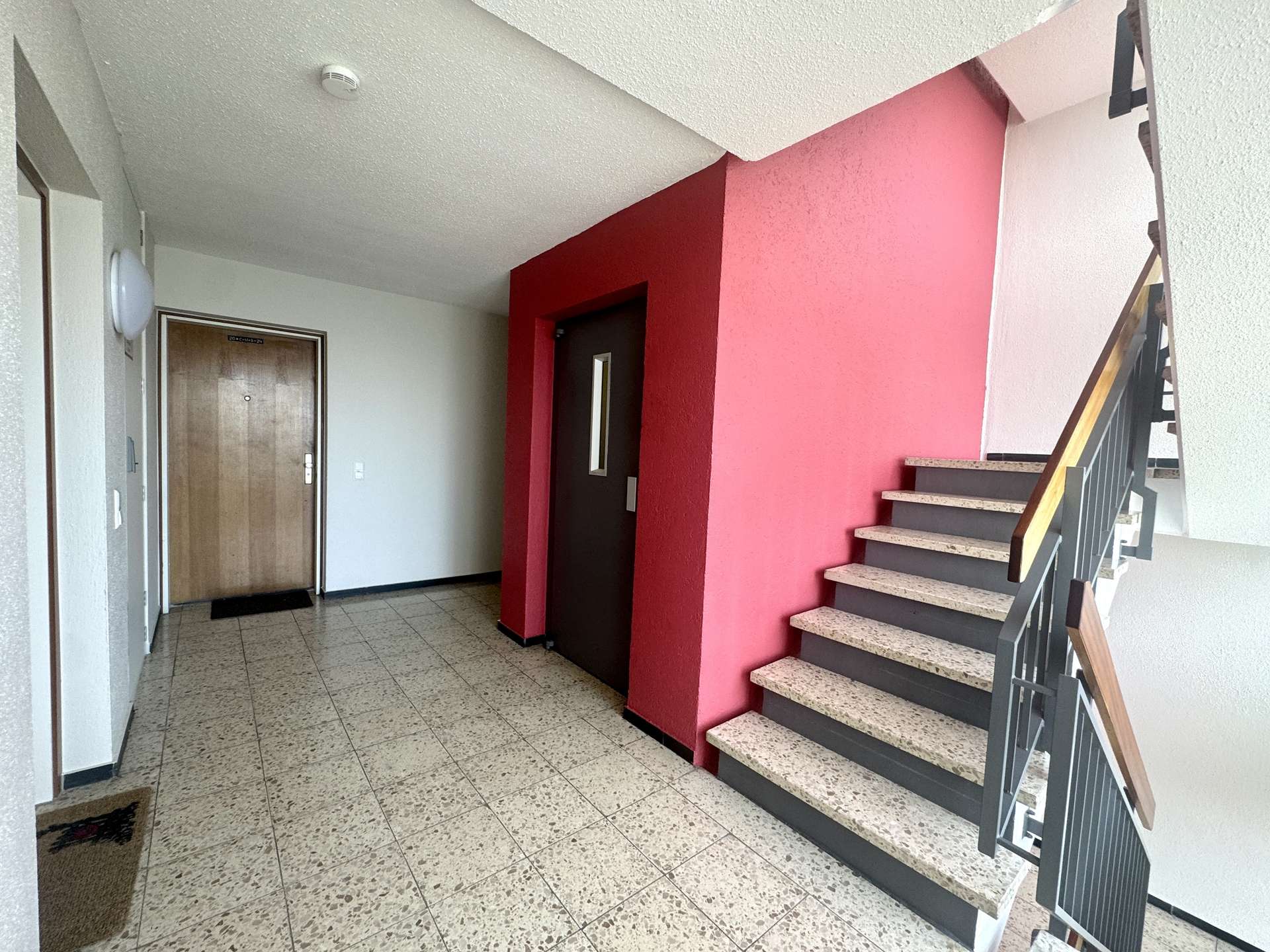 Treppenhaus mit Aufzug