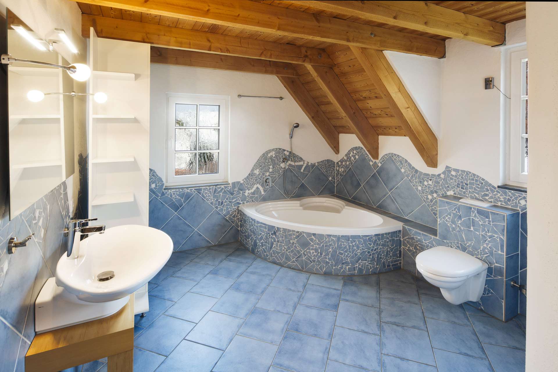 Großes Tageslichtbad mit Dusche