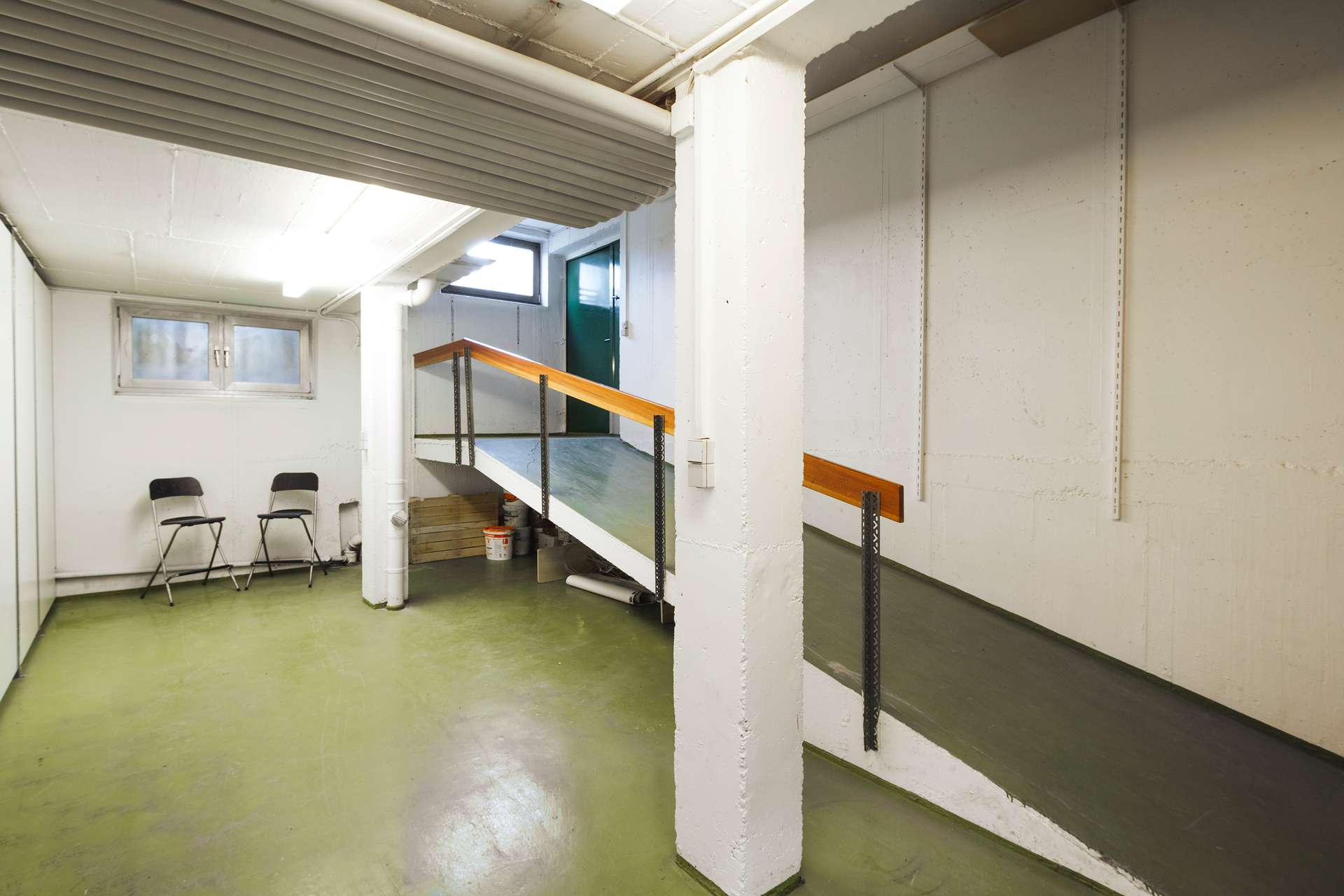 Keller und Zugang zur Garage