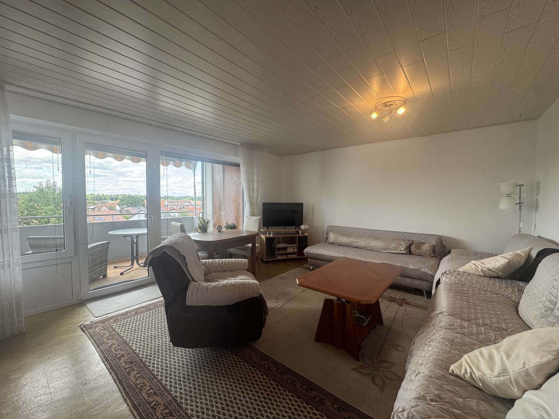 Wohnzimmer mit Balkon