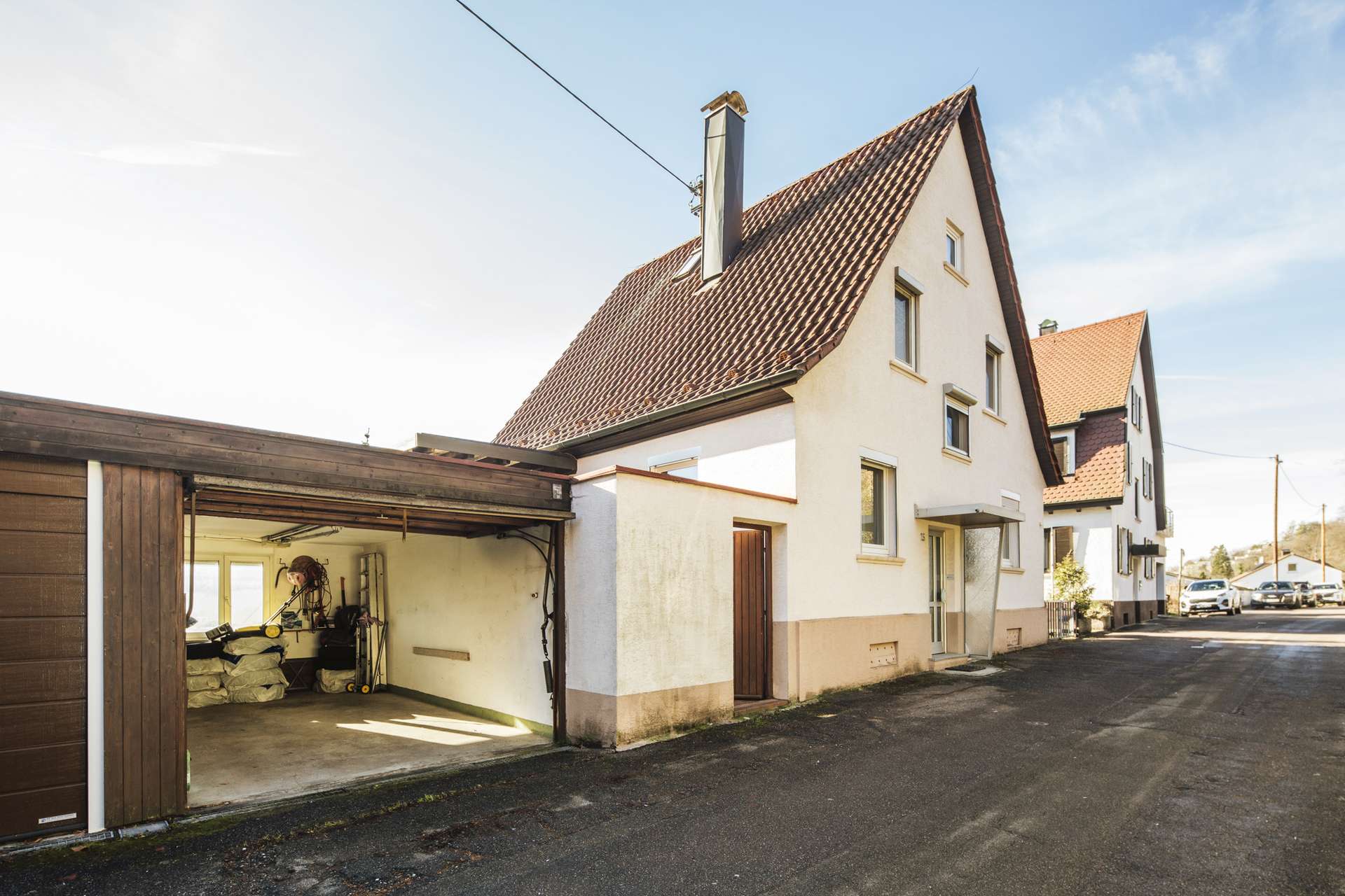 Garage und Zugang zum Garten
