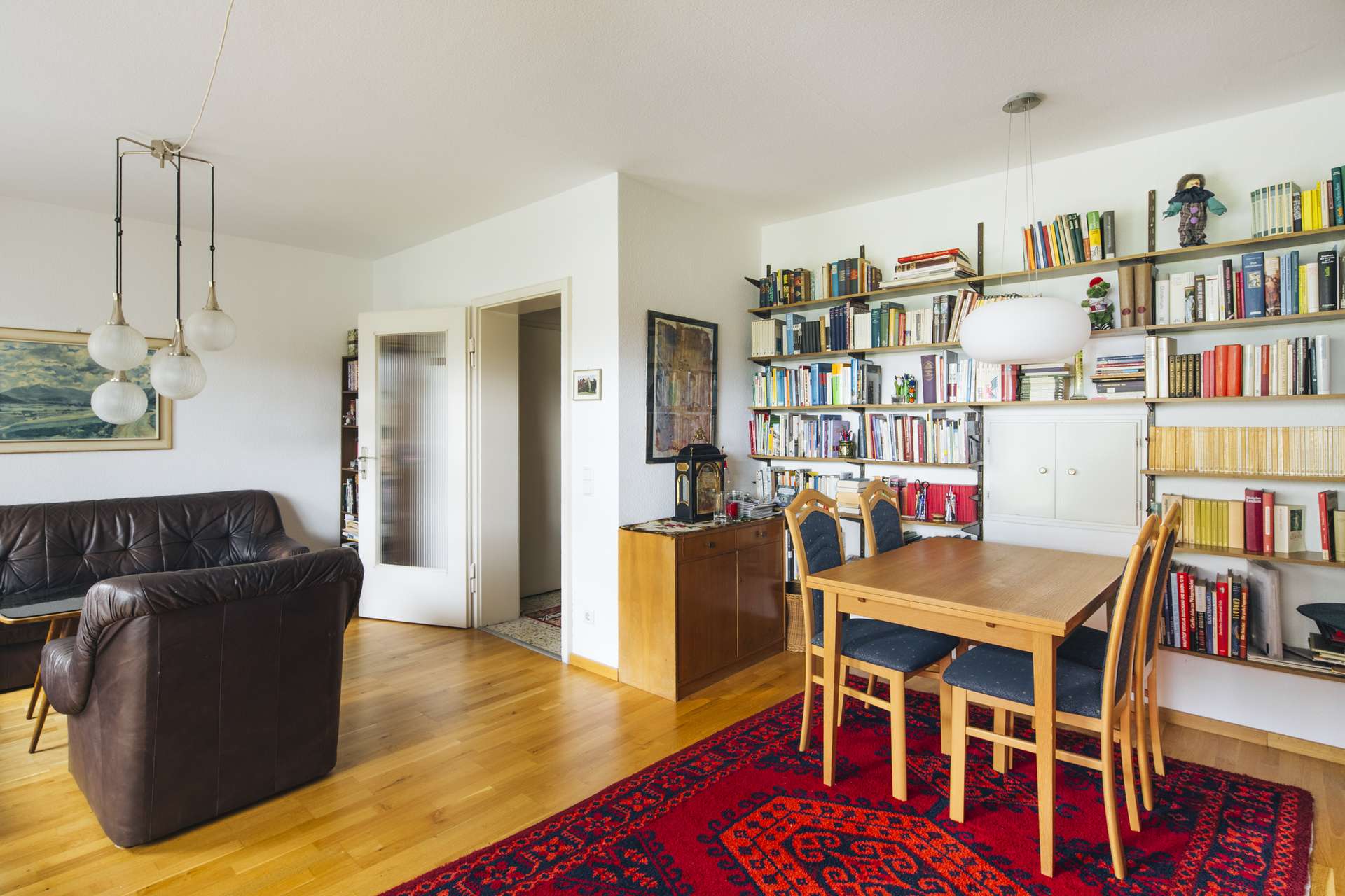Wohnzimmer mit Durchreiche in die Küche