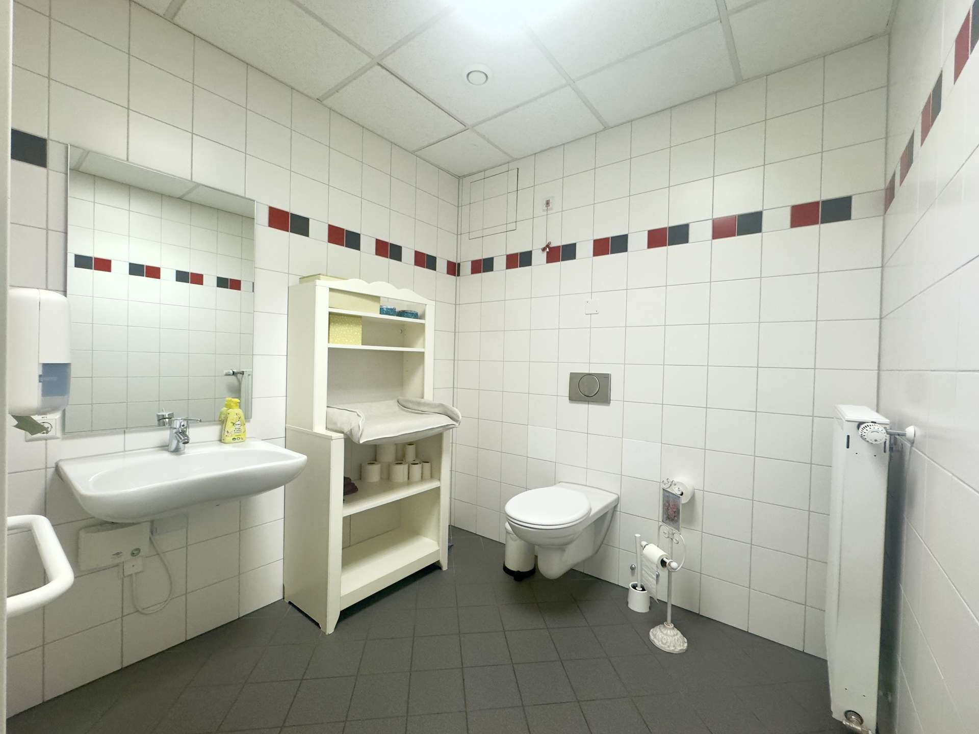 Kunden-WC 2 mit Wickeltisch 