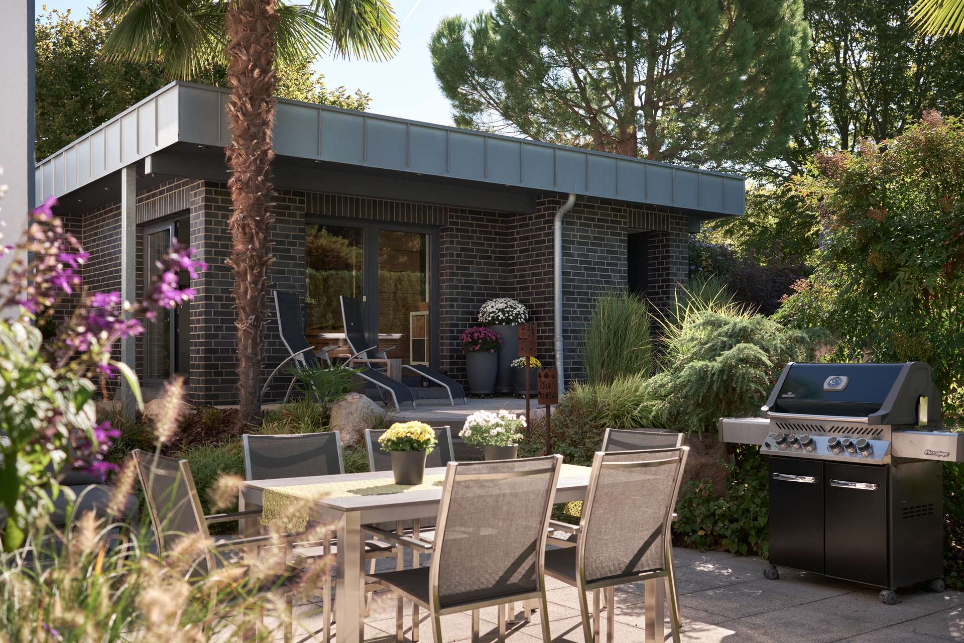 Großes freistehendes Einfamilienhaus mit beeindruckendem Garten und Pool