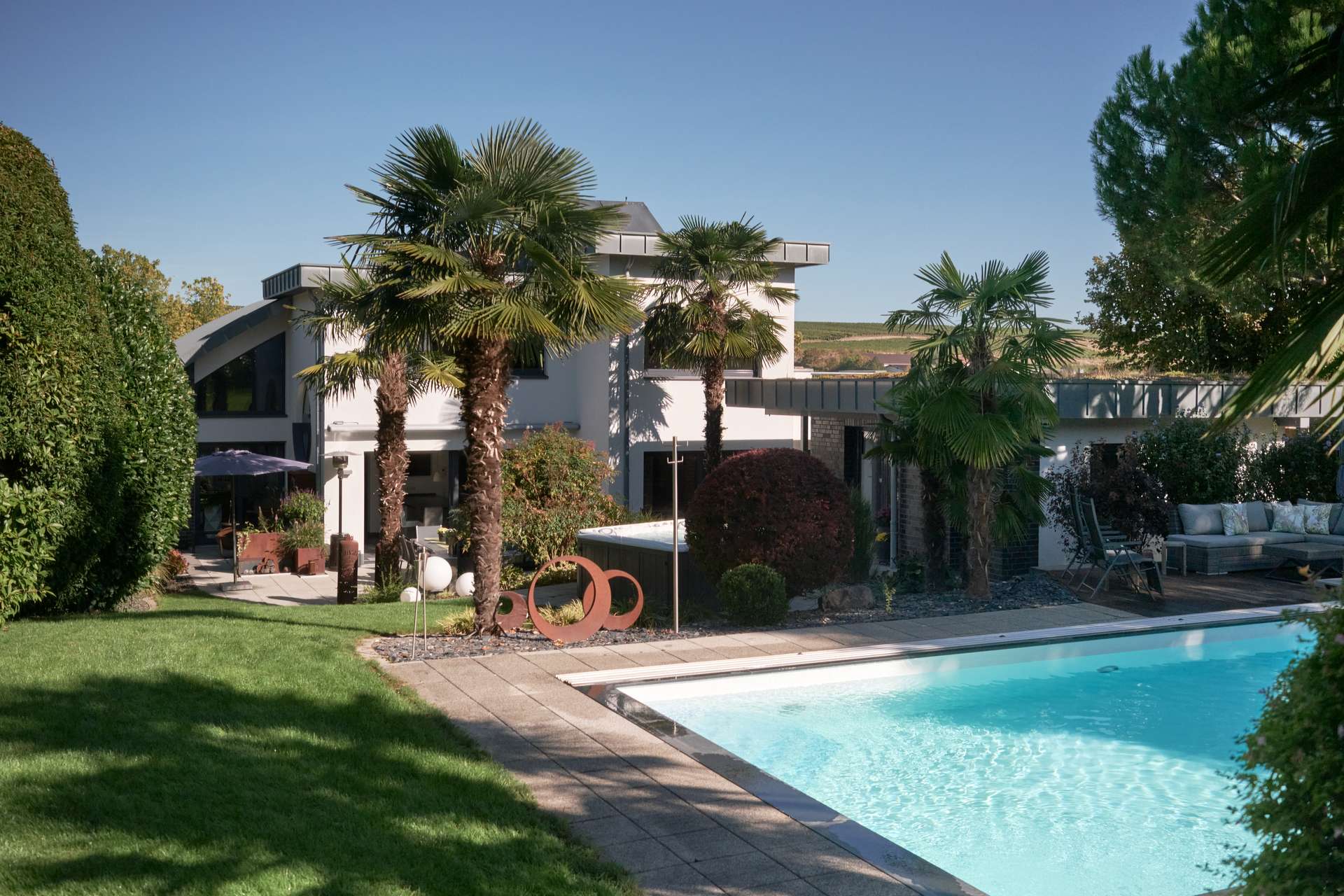 Großes freistehendes Einfamilienhaus mit beeindruckendem Garten und Pool