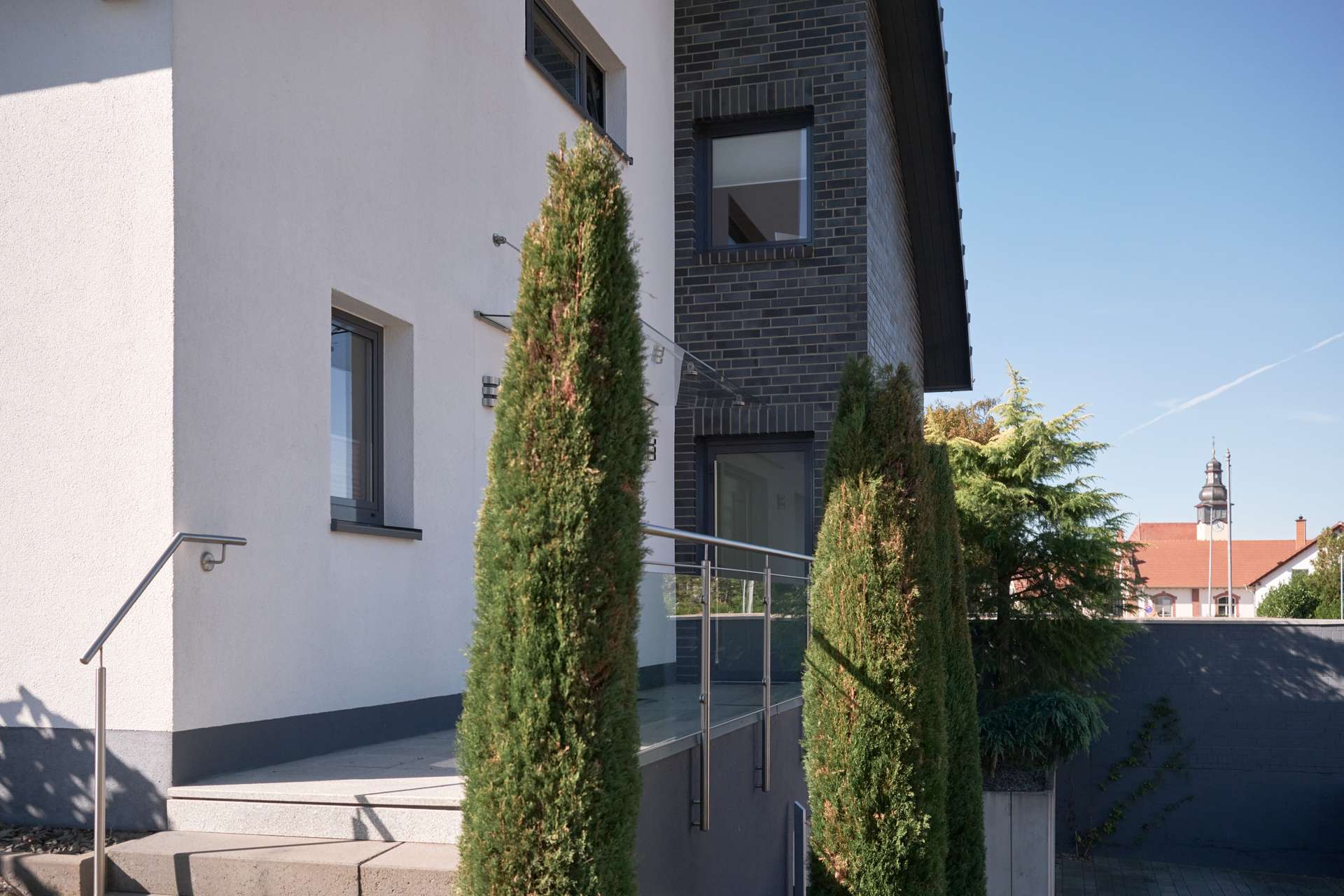 Großes freistehendes Einfamilienhaus mit beeindruckendem Garten und Pool