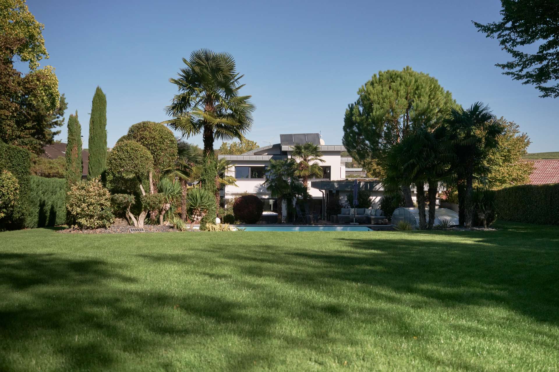 Großes freistehendes Einfamilienhaus mit beeindruckendem Garten und Pool