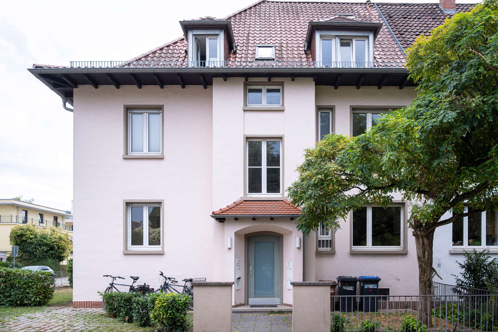 Großzügige Hochparterrewohnung mit Balkon in bester Neuenheimer Lage