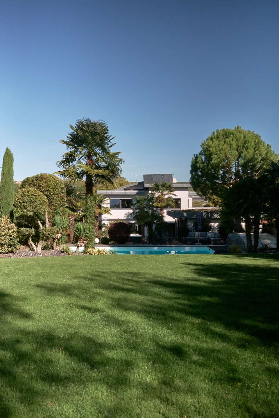 Großes freistehendes Einfamilienhaus mit beeindruckendem Garten und Pool