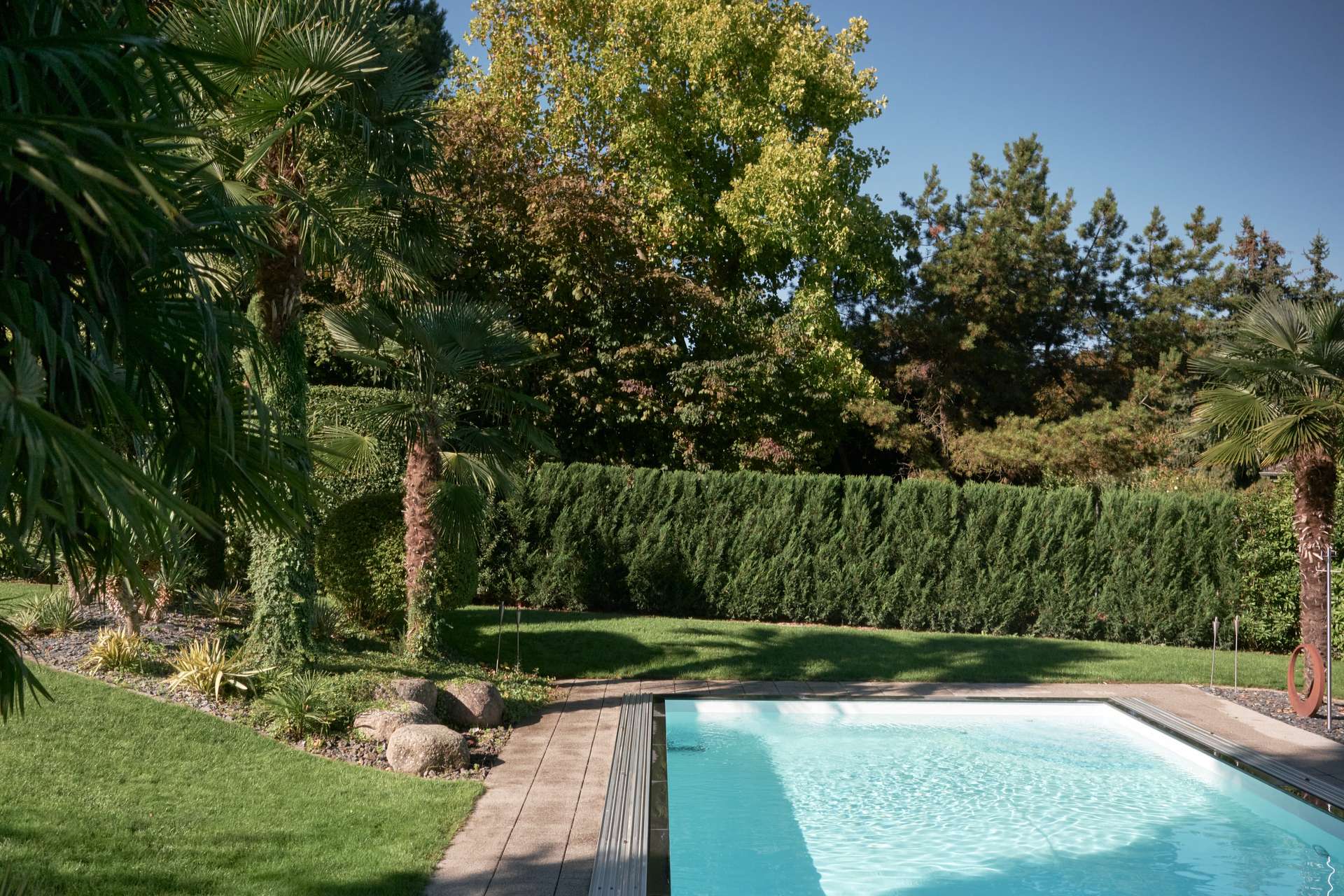 Großes freistehendes Einfamilienhaus mit beeindruckendem Garten und Pool