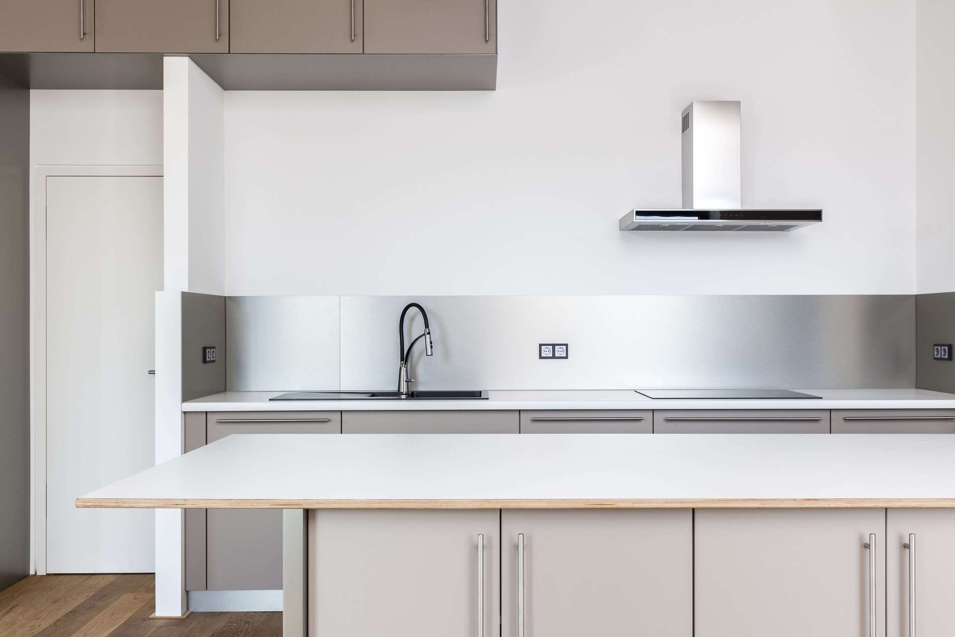 Hafenloft am Wasser mit Balkon und Tiefgaragenstellplatz