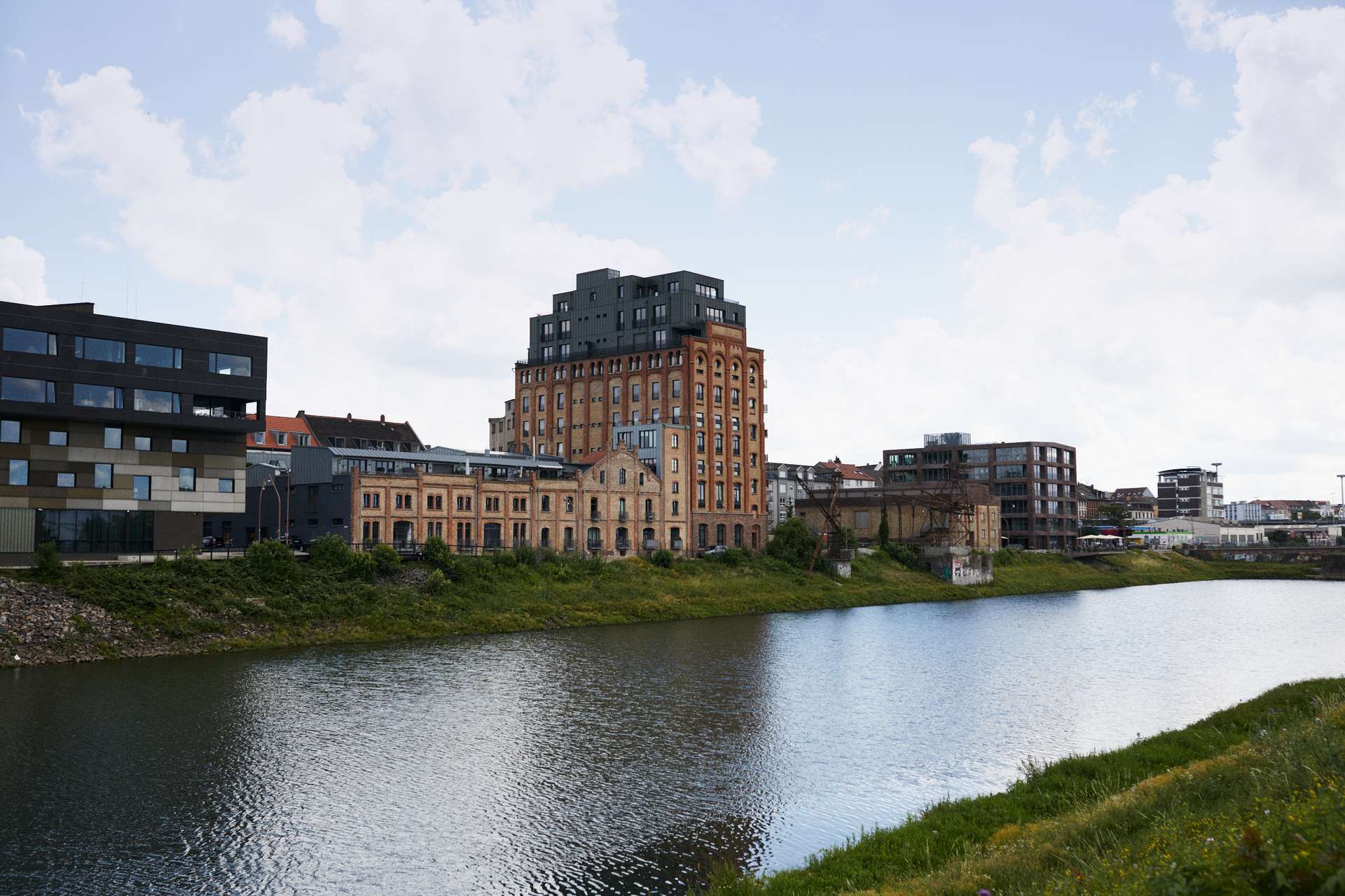 Hafenloft am Wasser mit Balkon und Tiefgaragenstellplatz
