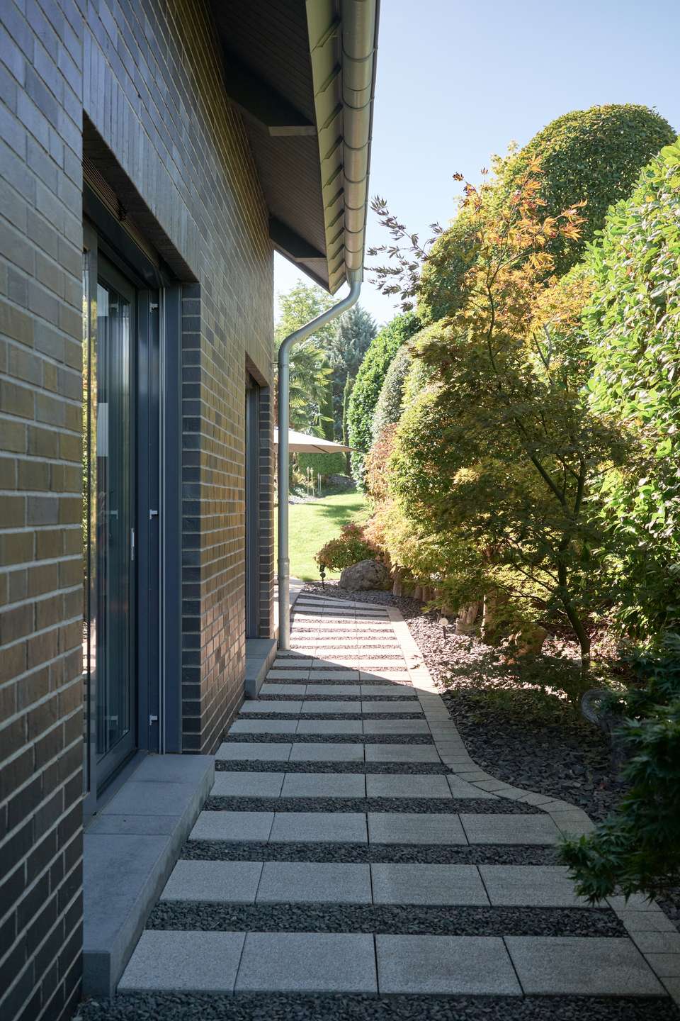 Großes freistehendes Einfamilienhaus mit beeindruckendem Garten und Pool
