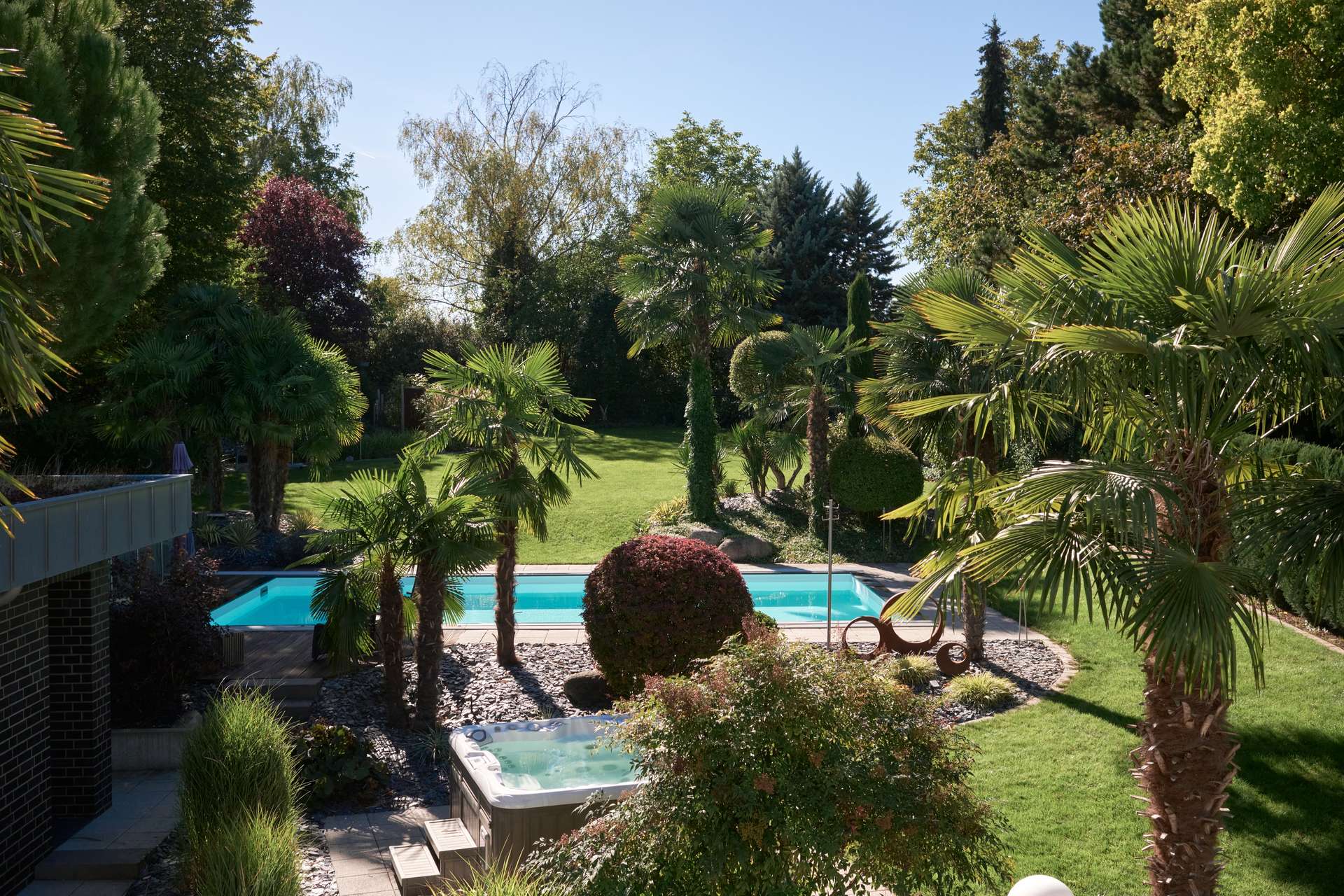 Großes freistehendes Einfamilienhaus mit beeindruckendem Garten und Pool