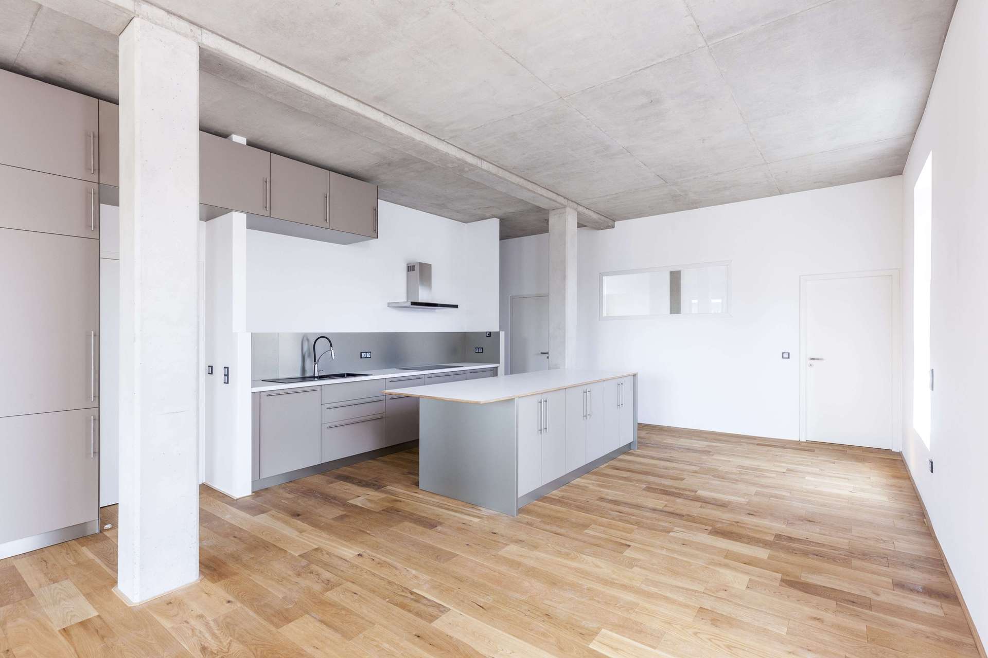 Hafenloft am Wasser mit Balkon und Tiefgaragenstellplatz
