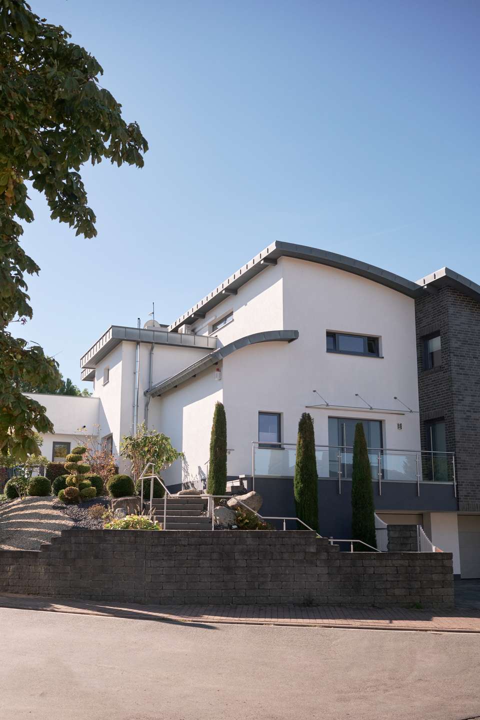 Großes freistehendes Einfamilienhaus mit beeindruckendem Garten und Pool