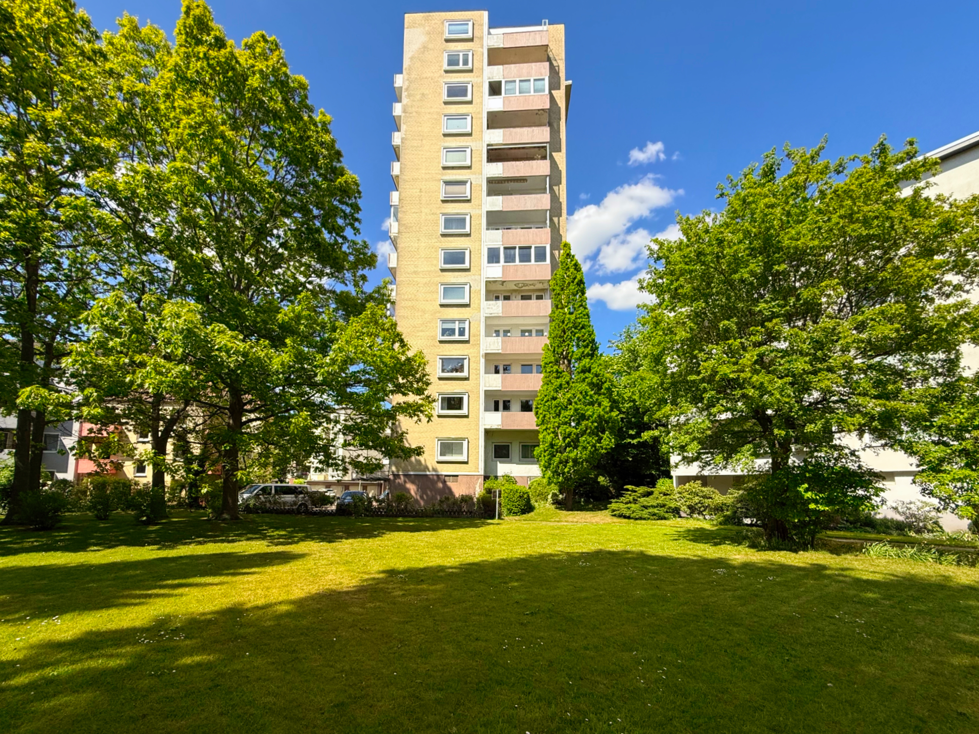 Citylage: 2-Zimmer, sanierungsbedürftig, mit Südwest-Balkon