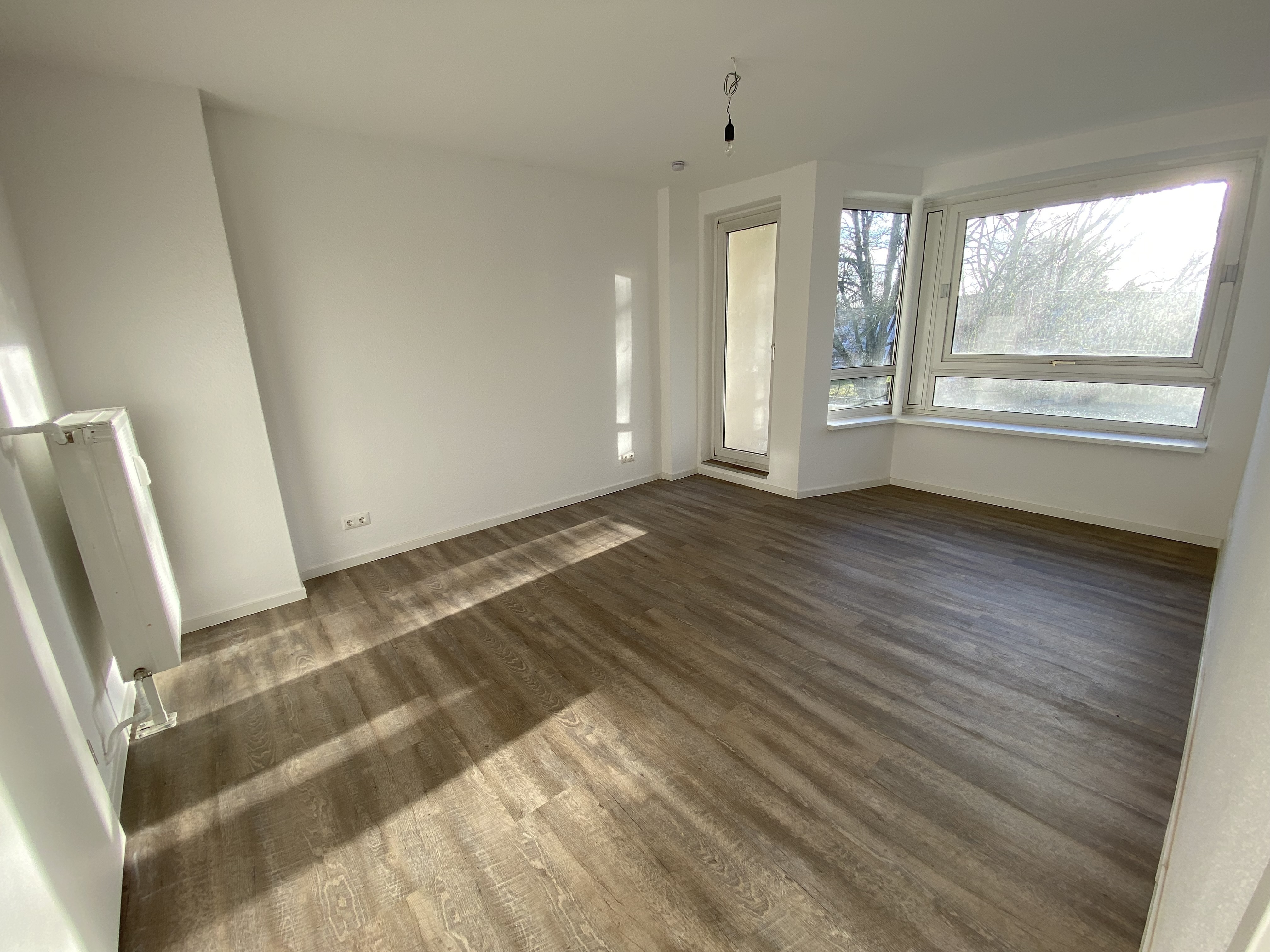 Provisionsfreie sanierte Kapitalanlage: Vermietete 2-Zimmer-Wohnung mit Süd-Loggia & Garage