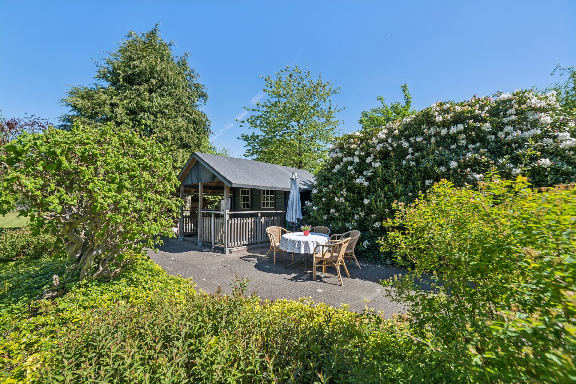 sonniger Sitzplatz im Garten