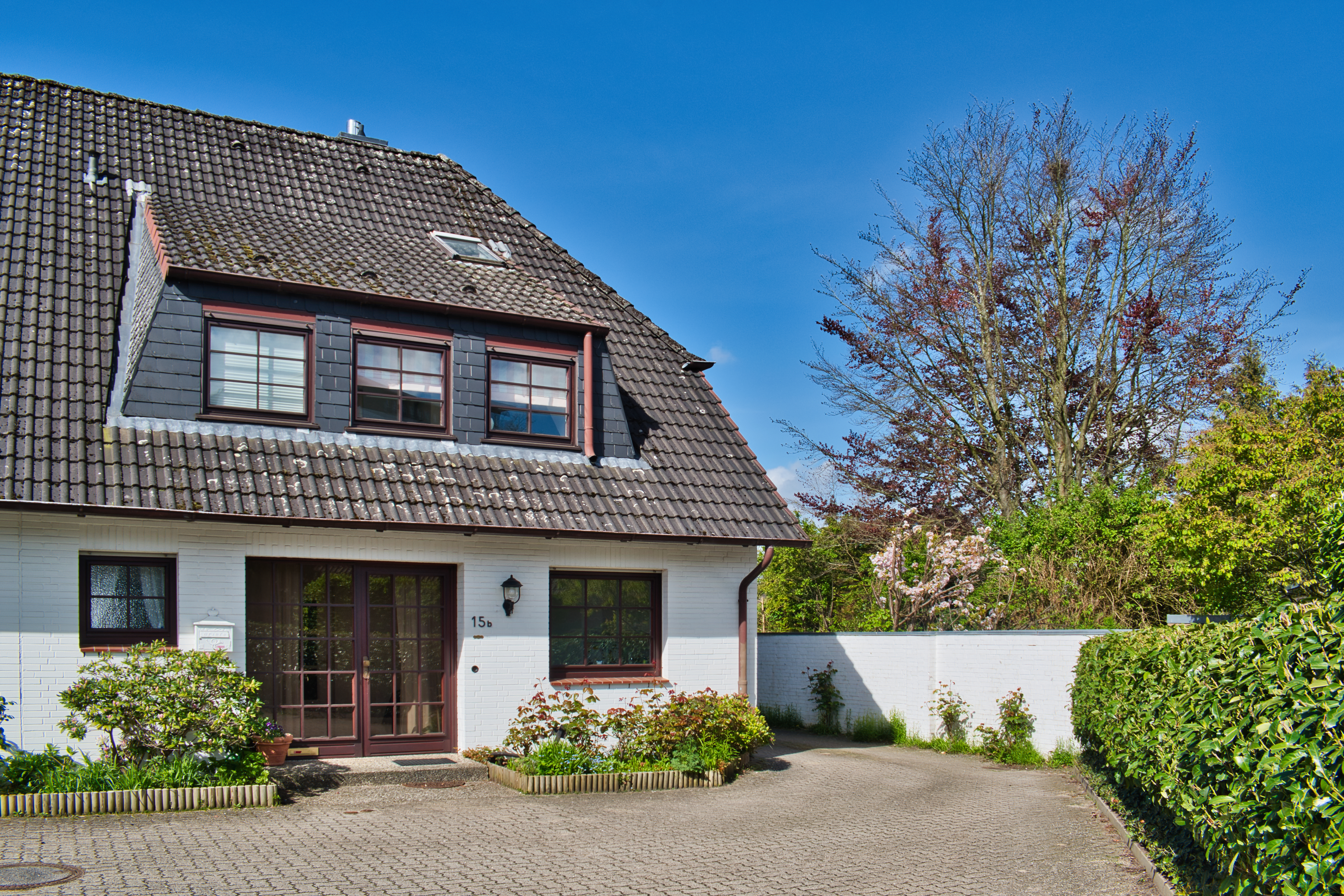 Großzügige Doppelhaushälfte mit Garten, Garage und Sauna in begehrter Lage von Wedel