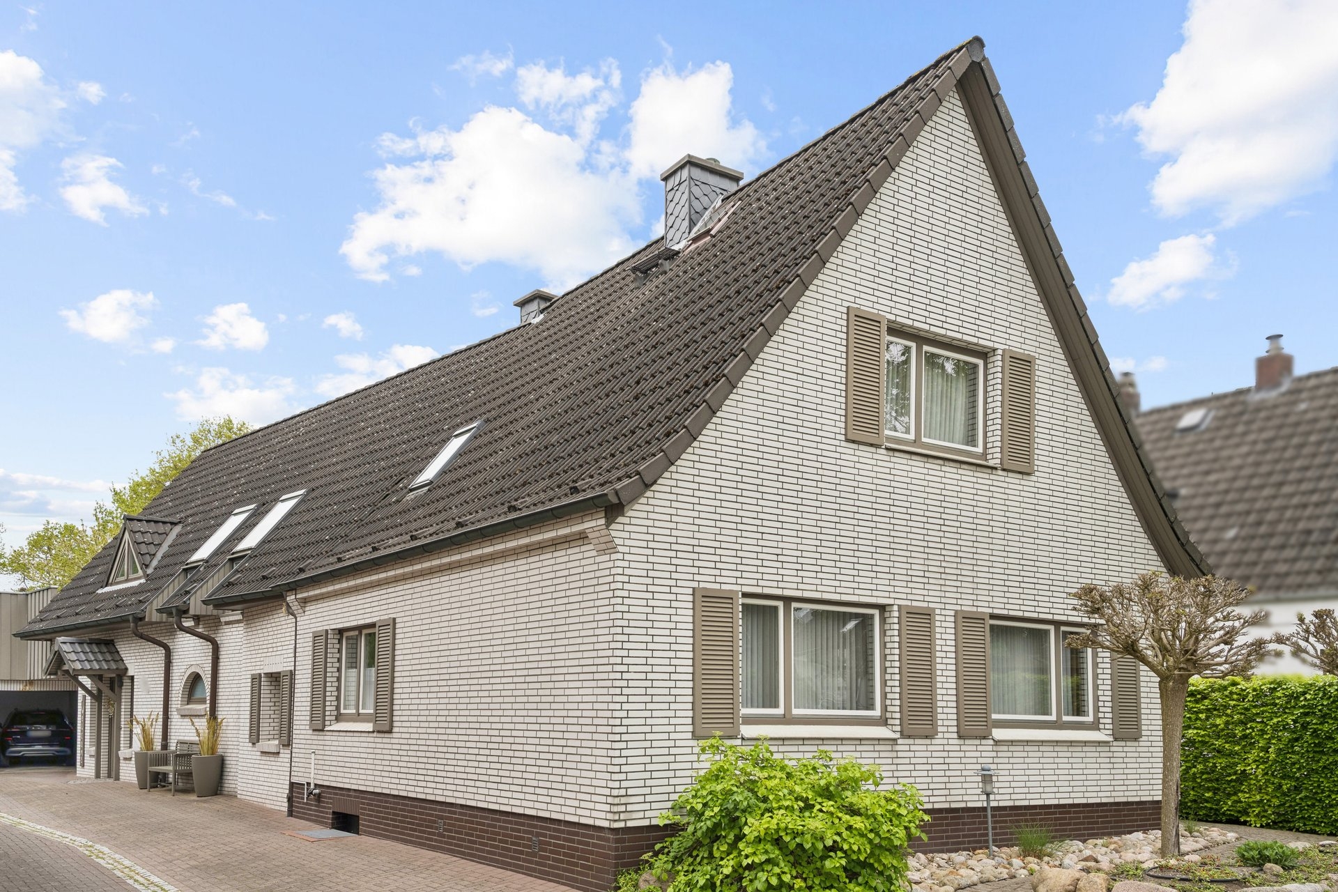 Zwei Doppelhaushälften auf großzügigem Grundstück – vielseitiges Immobilienangebot in Uetersen