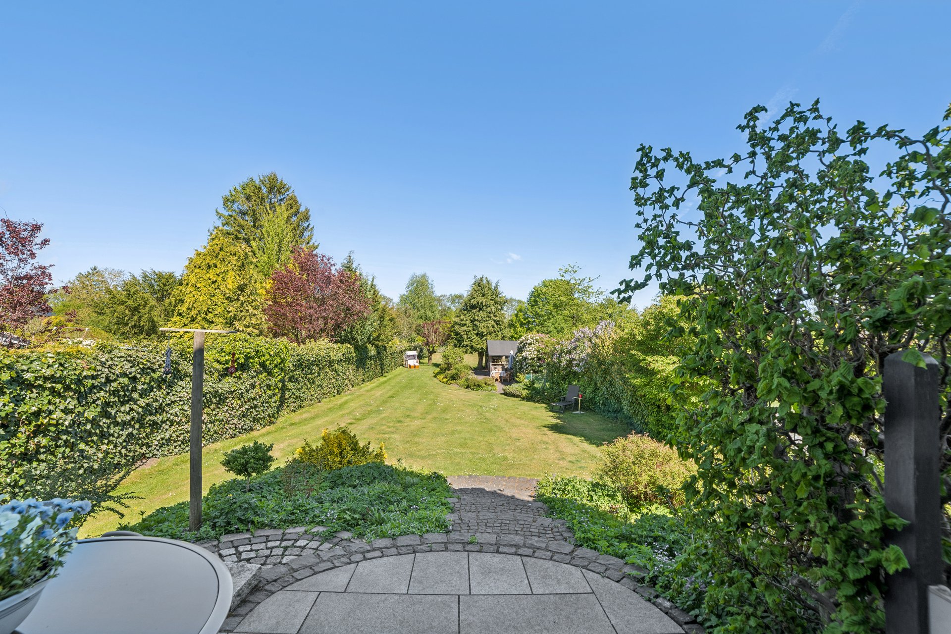 Blick von der Terrasse in den Garten