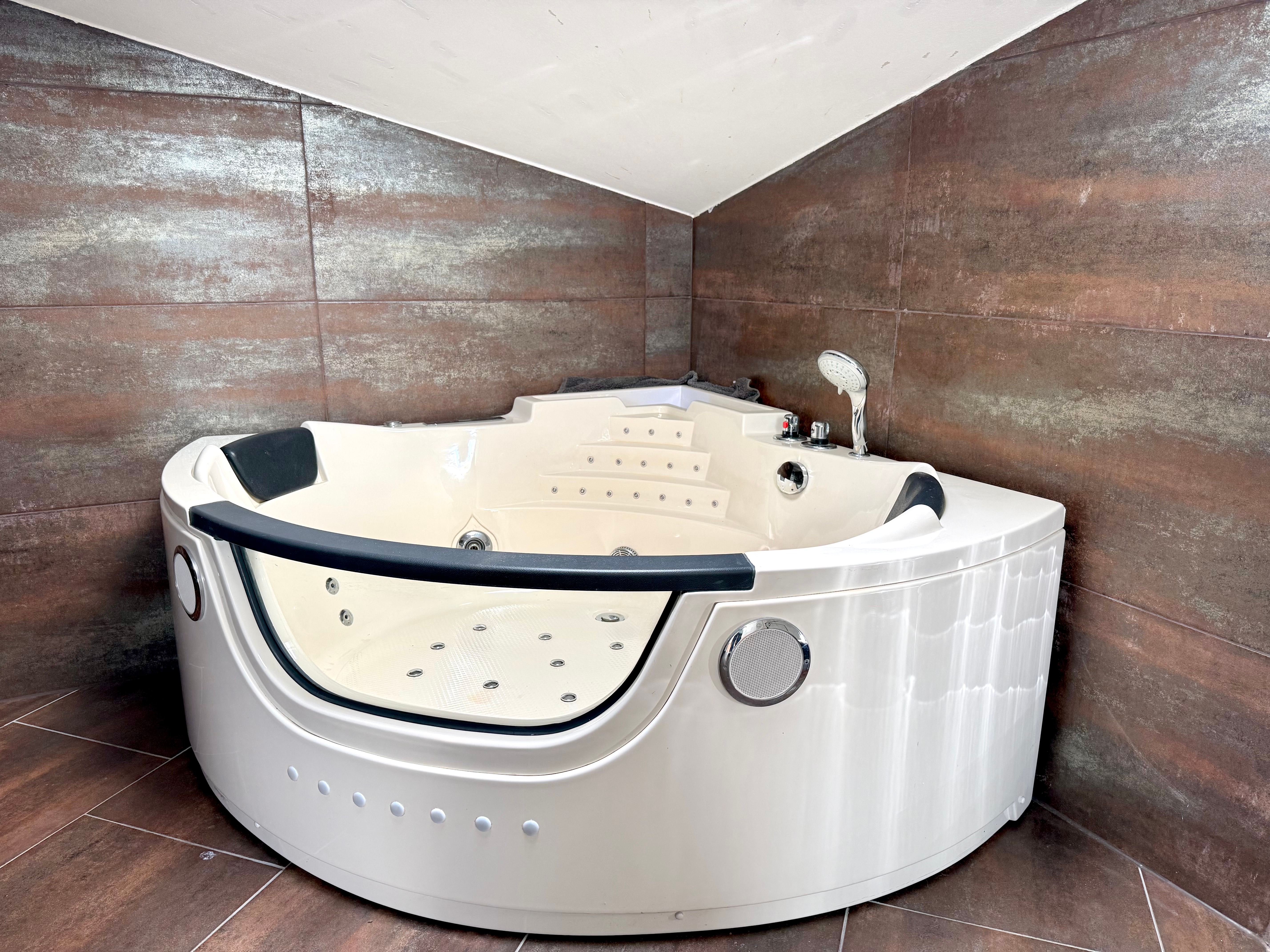 Stilvolle Maisonette-Wohnung mit eigenem Whirlpool-Highlight – Bild 2