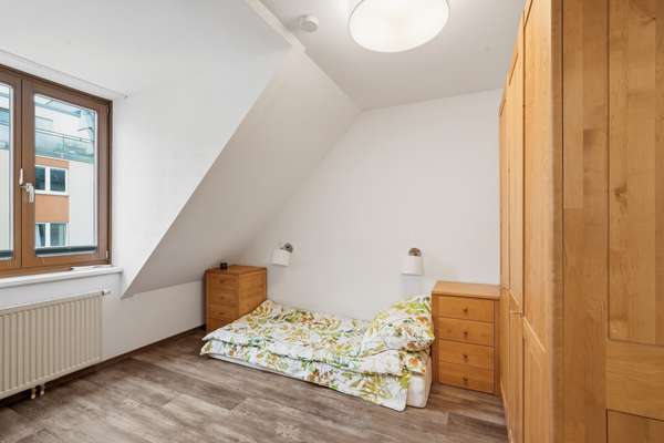 Schlafzimmer mit Holzmöbeln