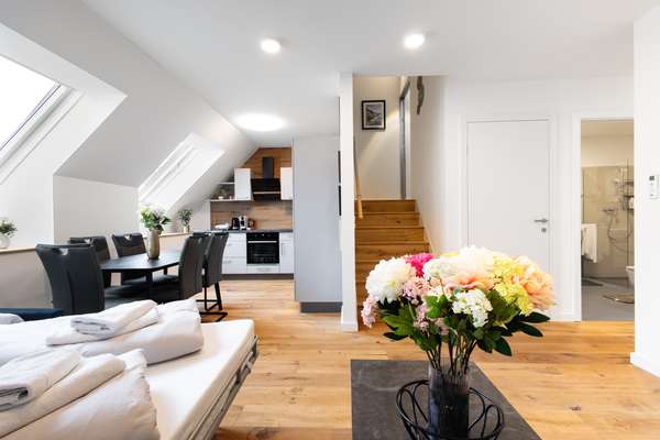 Offenes Wohnzimmer mit Küche