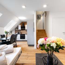Offenes Wohnzimmer mit Küche