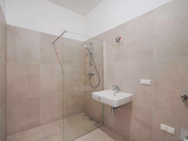 Badezimmer mit Dusche