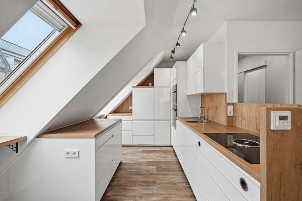 Helle Einbauküche mit Dachfenster