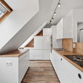 Helle Einbauküche mit Dachfenster