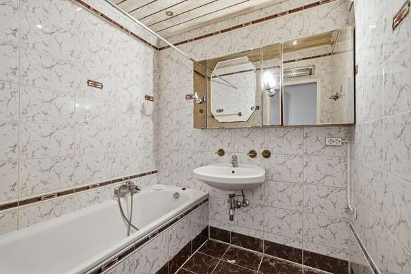 Badezimmer mit Badewanne