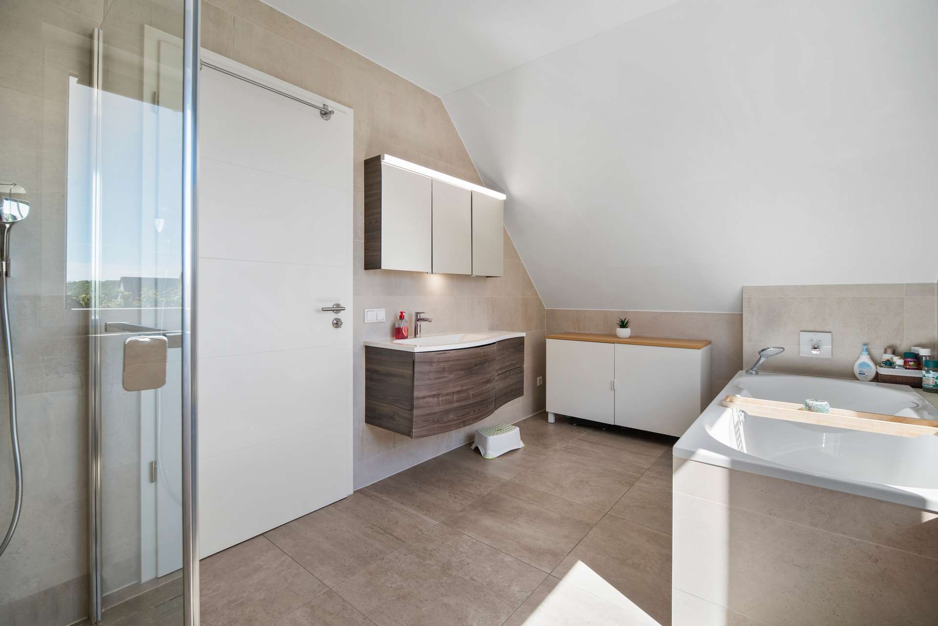 Masterbad mit Badewanne & Dusche