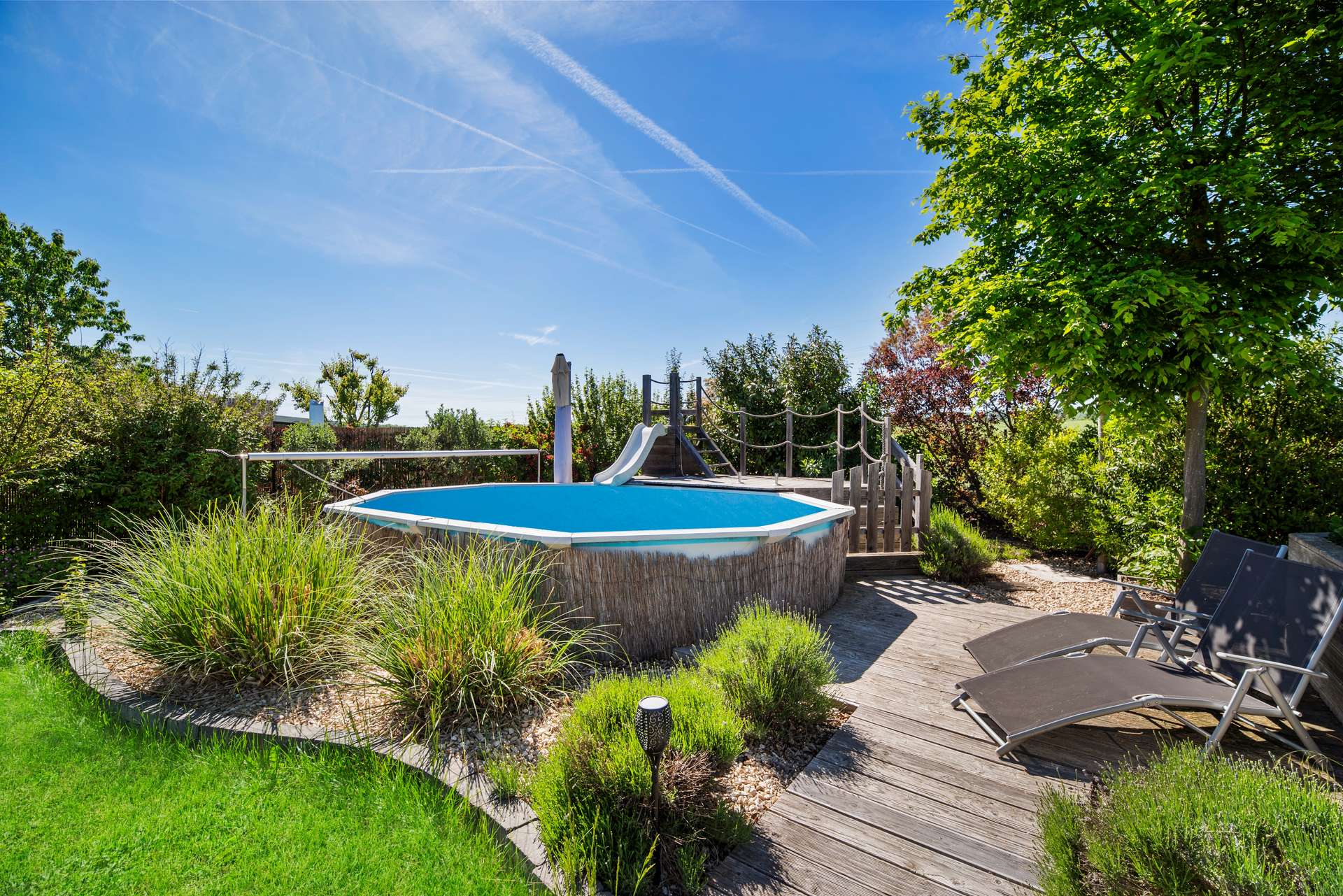 Eigener Pool mit Rutsche