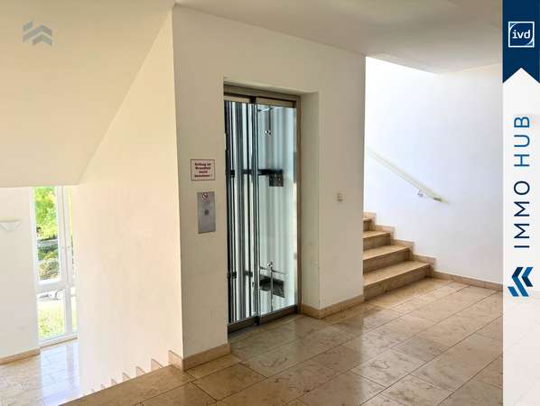 Treppenhaus mit Aufzug – Bild 8