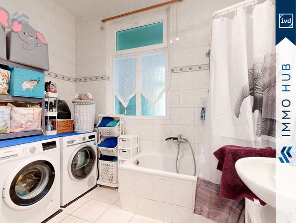 Bad mit Wanne und Fenster – Bild 8