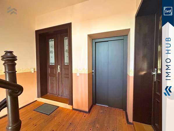 Treppenhaus mit Fahrstuhl – Bild 2