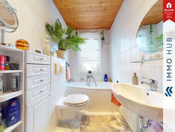Badezimmer mit Wanne und Fenster – Bild 8