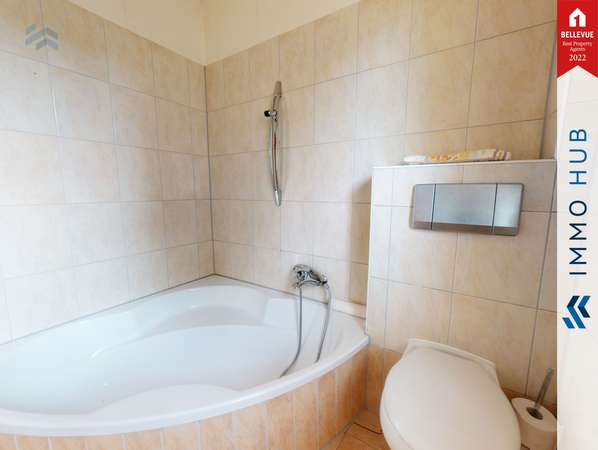 Badezimmer mit Eckbadewanne – Bild 9