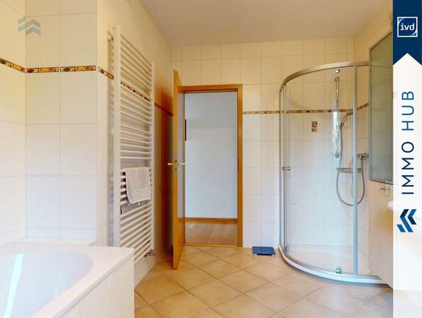 Bad mit Dusche und Wanne – Bild 8